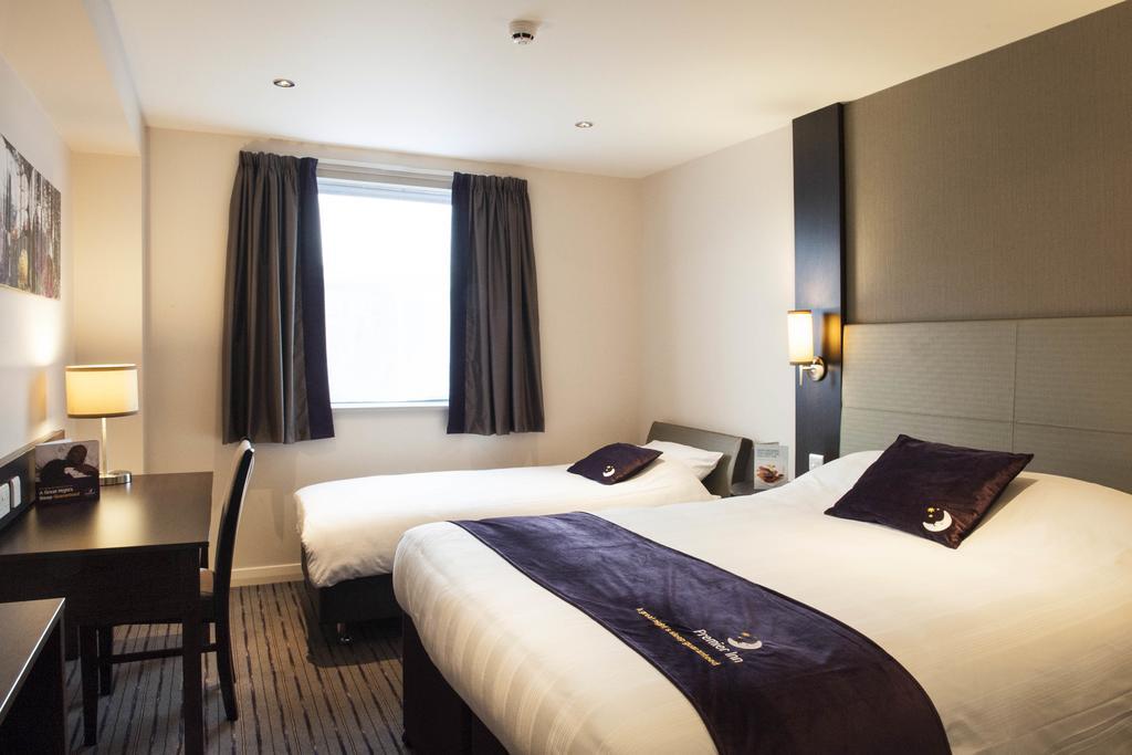 Premier Inn London Wimbledon South Номер фото