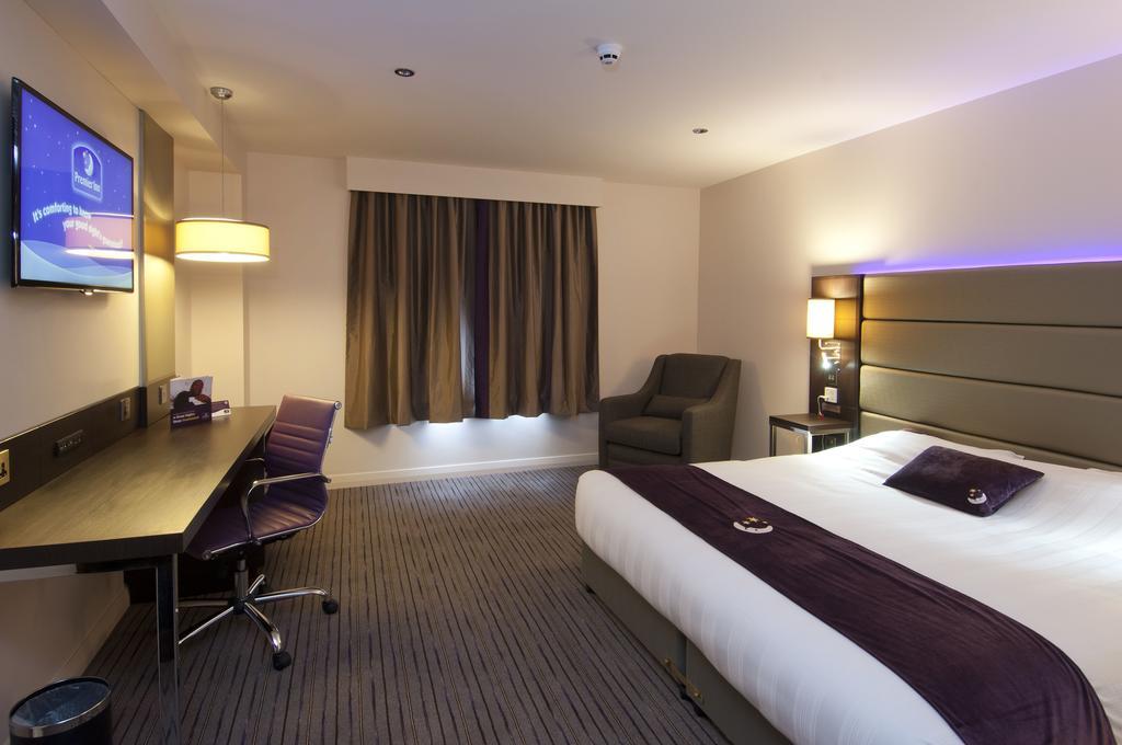 Premier Inn London Wimbledon South Номер фото